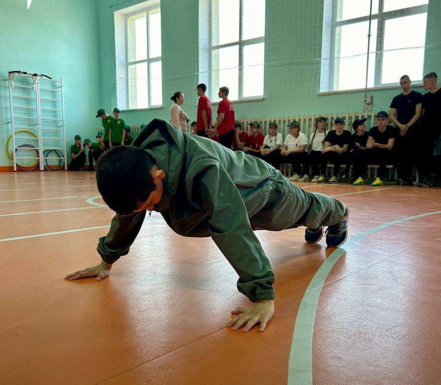 У Маріуполі окупанти змушують дітей вступати в "Юнармію": фото і відео